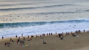 A beach with people swimming and walking on the sand. - Superb view of the ocean, the beach at your feet! (Soorts-Hossegor)