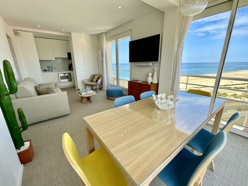 Superb view of the ocean, the beach at your feet!