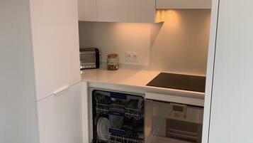 Frigorífico, microondas, horno y placa de cocina