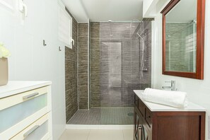 Een douche, een haardroger, handdoeken, zeep