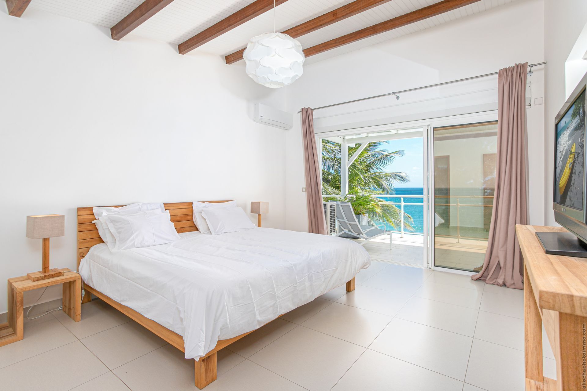 5 bedrooms, desk, iron/ironing board, travel crib