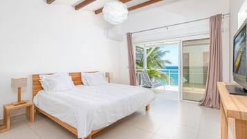 5 bedrooms, desk, iron/ironing board, travel crib