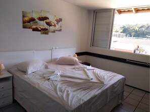 Dobbeltrom – superior | Skrivebord for bærbar PC, wi-fi (inkludert) og sengetøy