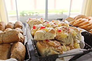 Free daily buffet breakfast  - Pousada Pontal de Guaratuba (Guaratuba)