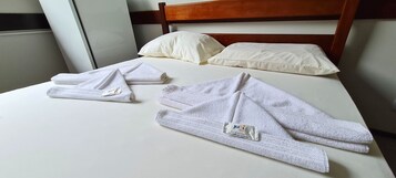 Espacio para trabajar con laptop, wifi gratis y ropa de cama 