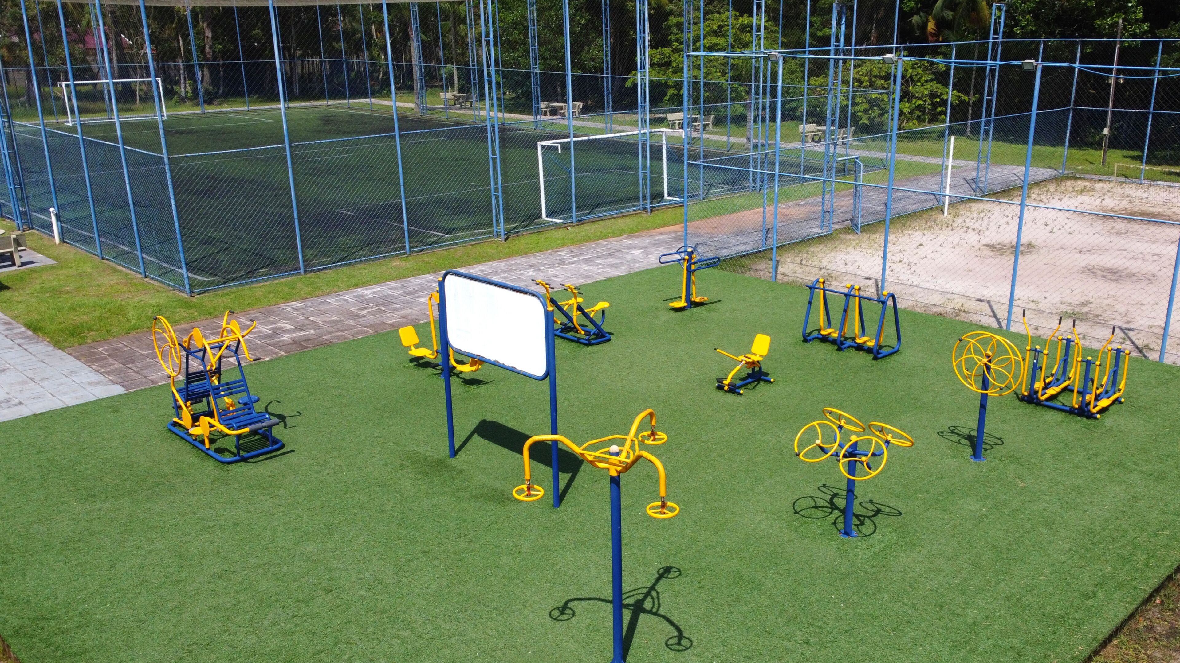 Une salle de sport en plein air équipée de matériel d'exercice et dotée d'un but de football.