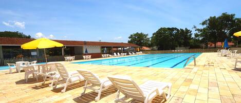 Una piscina al aire libre
