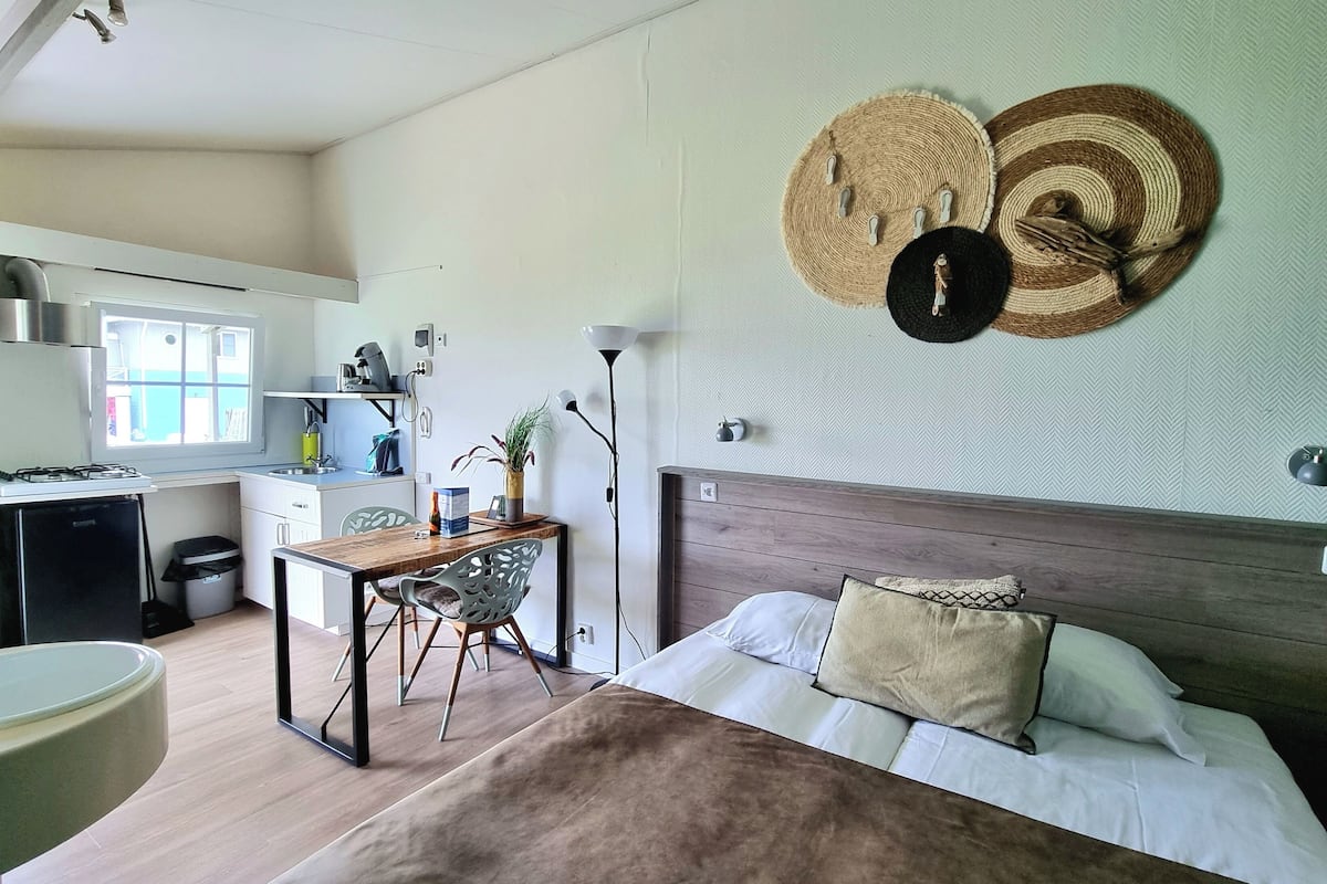 Studio | Skrivebord, blendingsgardiner, wi-fi (inkludert) og individuelt dekorert