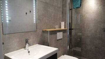 Premium Cabin | Bathroom | Towels, toilet paper