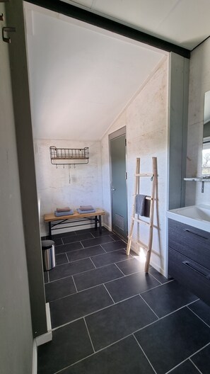 คอมฟอร์ทเคบิน | ห้องน้ำ | ผ้าเช็ดตัว, กระดาษชำระ