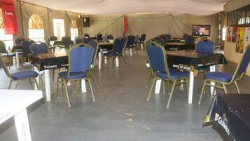 Se sirven desayunos, comidas, cenas y cocina local