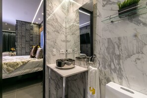 تجهيزات دش، مناشف، صابون، شامبو