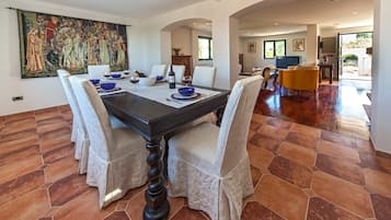 Villa, 3 Schlafzimmer, eigener Pool | Essbereich im Zimmer