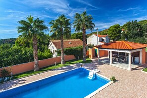 Seasonal outdoor pool - Villa Rasotica (Selca)