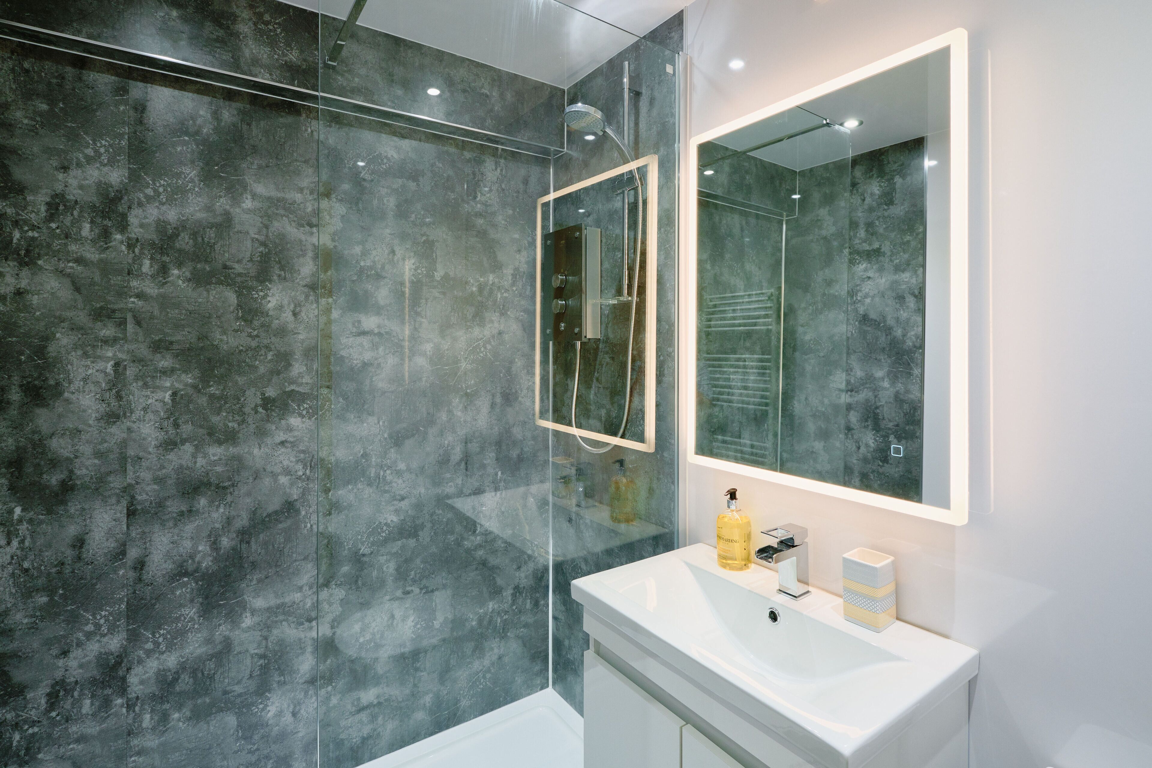 Apartment | Bathroom | Shower, free toiletries, hair dryer, towels