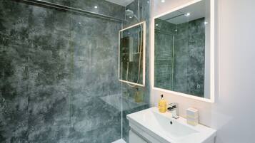 Apartment | Bathroom | Shower, free toiletries, hair dryer, towels