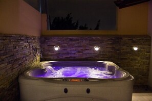 Outdoor spa tub - Penthouse Roof Deck inside Lleras 3 Bedroom AC HOT TUB ROOF (Medellín)