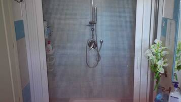 Deluxe-Zimmer | Badezimmer | Haartrockner, Handtücher