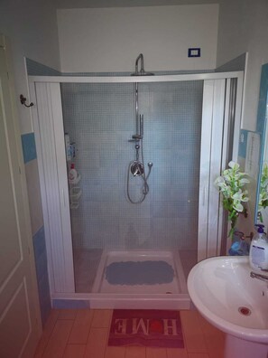Deluxe Room | Bathroom | Hair dryer, towels - Sabbia e Mare (Porto Torres)