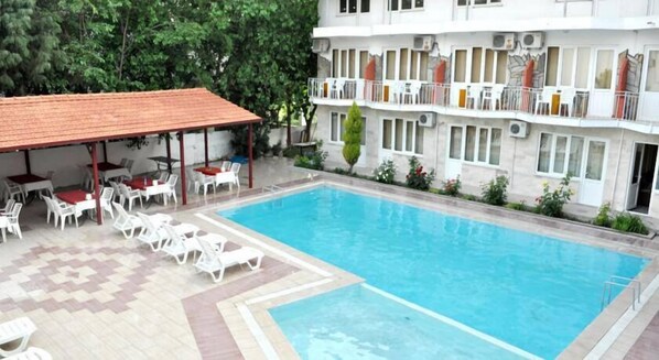 Seasonal outdoor pool, pool umbrellas, sun loungers - Dolphin Yunus Hotel (Denizli)