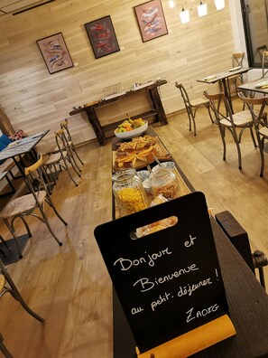 Daily continental breakfast for a fee - Hotel Zadig (Aurillac)
