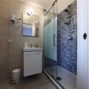Bruser, hårtørrer, bidet, håndklæder