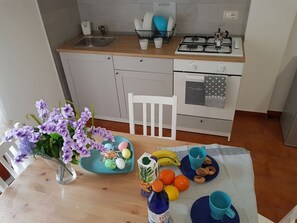 Kylskåp, ugn, spishäll och kaffe- och tebryggare