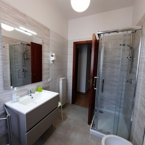 Dusche, Haartrockner, Bidet, Handtücher