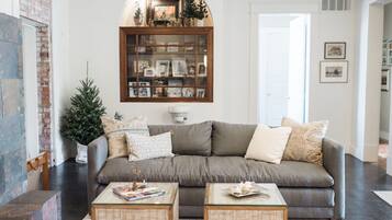 Televisión, chimenea, reproductor de DVD, futbolito