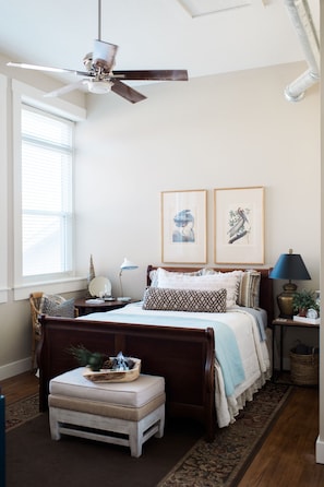 5 bedrooms, desk, iron/ironing board, free WiFi - Historic Schoolhouse, Modern Retreat (Manhattan)
