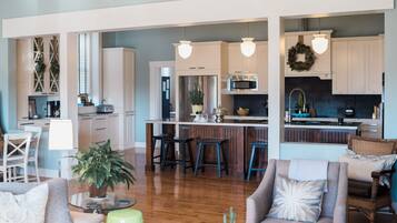 Televisión, chimenea, reproductor de DVD, futbolito