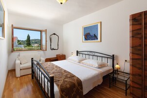 In-room safe, iron/ironing board, free WiFi, bed sheets