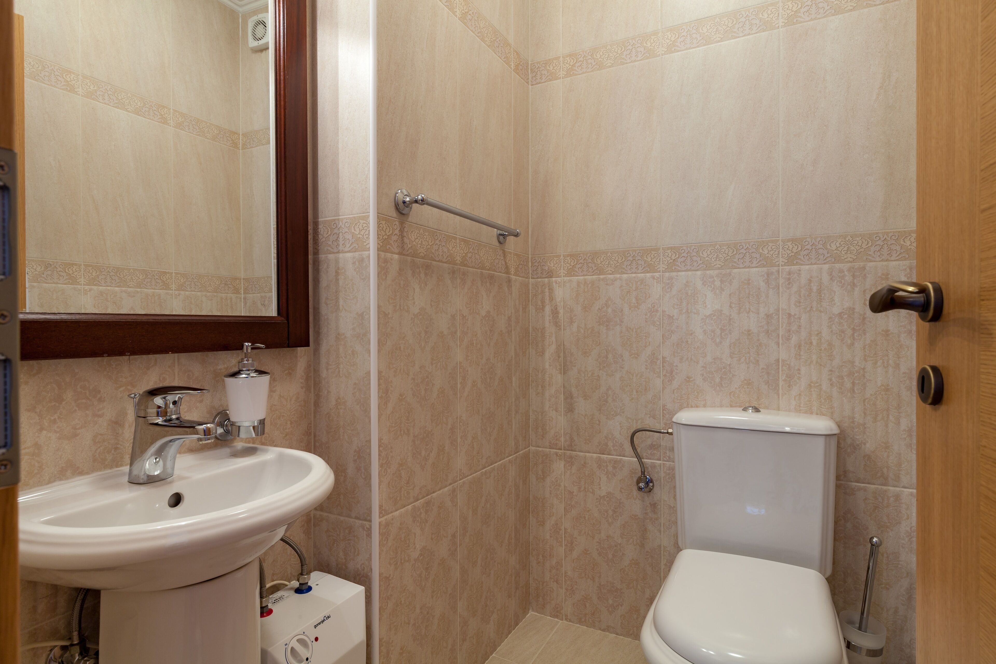 Een badkamer met een wastafel, toilet en douche.