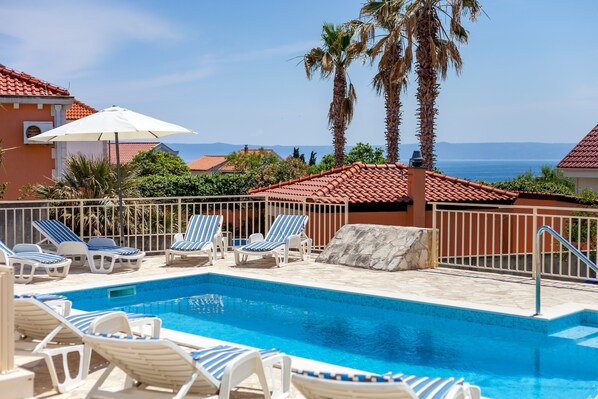Piscine extérieure en saison