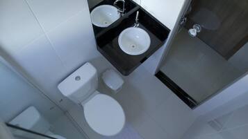 Chambre Standard avec lits jumeaux, plusieurs lits | Salle de bain | Douche, serviettes fournies