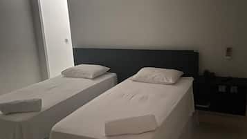 Quarto duplo standard, várias camas | Wi-Fi de cortesia, roupa de cama
