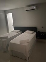 Quarto duplo standard, várias camas | Wi-Fi de cortesia, roupa de cama