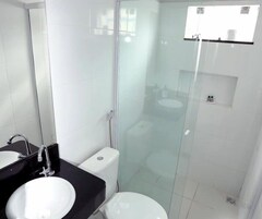 Quarto duplo standard, várias camas | Banheiro | Chuveiro, toalhas de banho