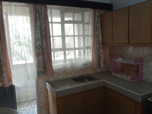Fridge, microwave, oven, stovetop - New Trafford Serviced Apartments (Nairobi)