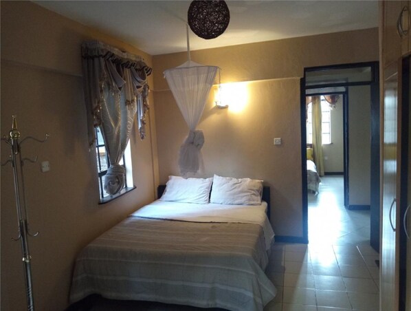 Escritorio, wifi gratis y ropa de cama 