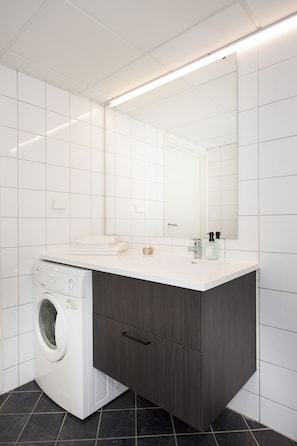 Douche, sèche-cheveux, serviettes fournies