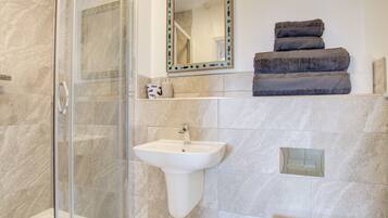 Exclusive Cabin | Bathroom | Shower, free toiletries, hair dryer, towels