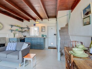 Living area - Cosy Mousehold Cottage with Sea Views (Penzance)