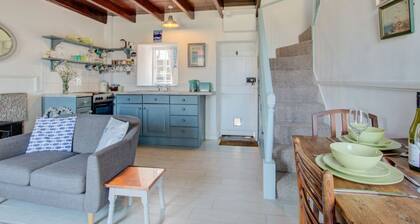 Cosy Mousehold Cottage with Sea Views