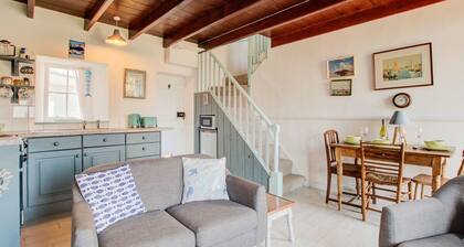 Cosy Mousehold Cottage with Sea Views