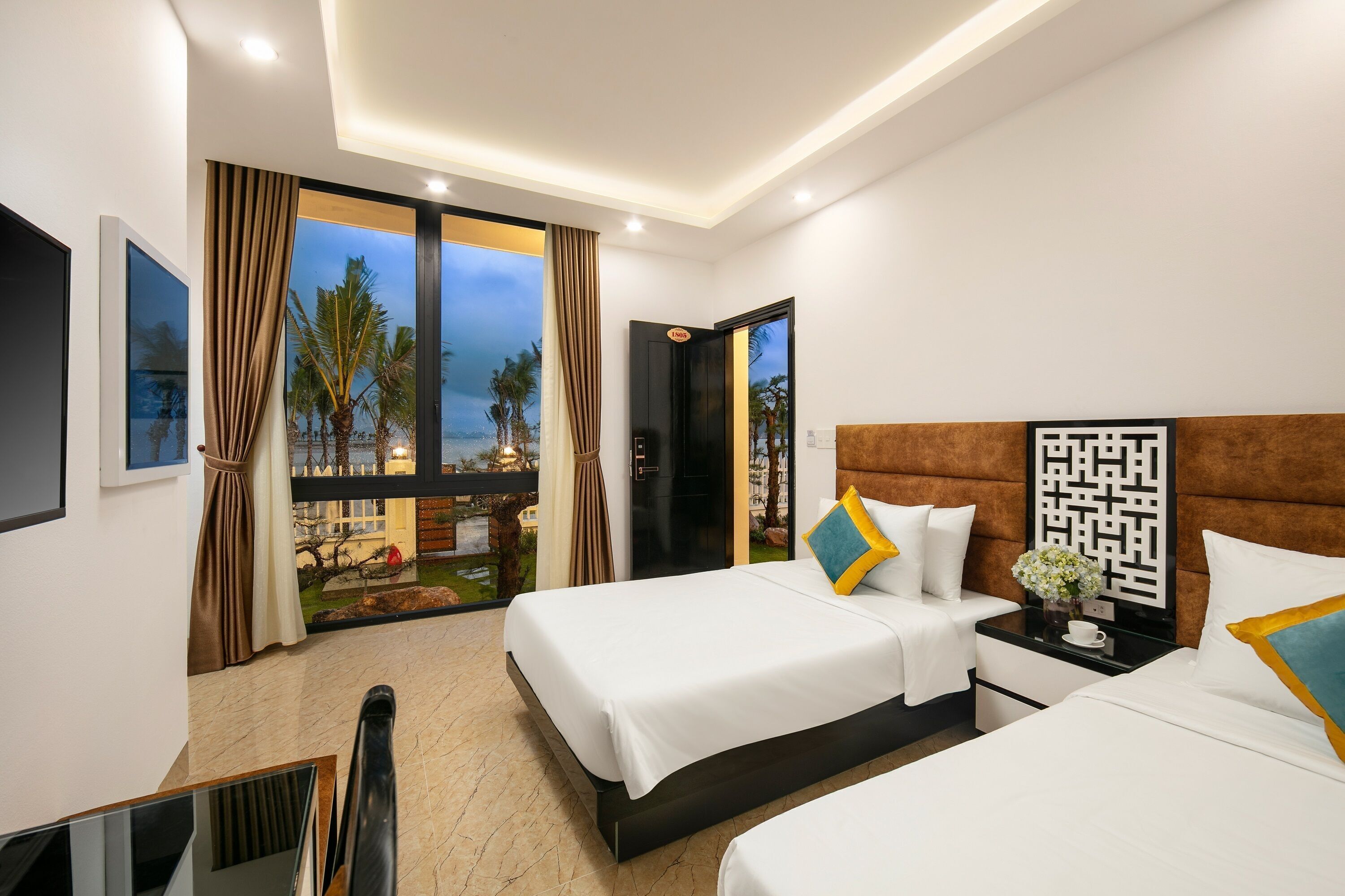 Daunenbettdecken, Betten mit Memory-Foam-Matratzen, Minibar, Zimmersafe