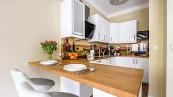 Suite Studio Confort | Cuisine privée | Réfrigérateur, micro-ondes, plaque de cuisson, lave-vaisselle