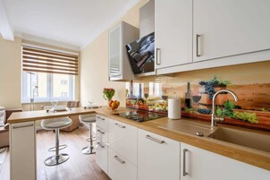 Comfort Studio Suite | Private kitchen | Fridge, microwave, stovetop, dishwasher