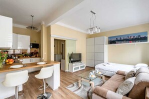 Hypo-allergenic bedding, individually decorated, laptop workspace - Studio Tamka (Warsaw)