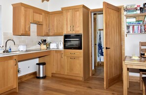 Cabaña | Cocina privada | Refrigerador, microondas, horno y parrilla de estufa 